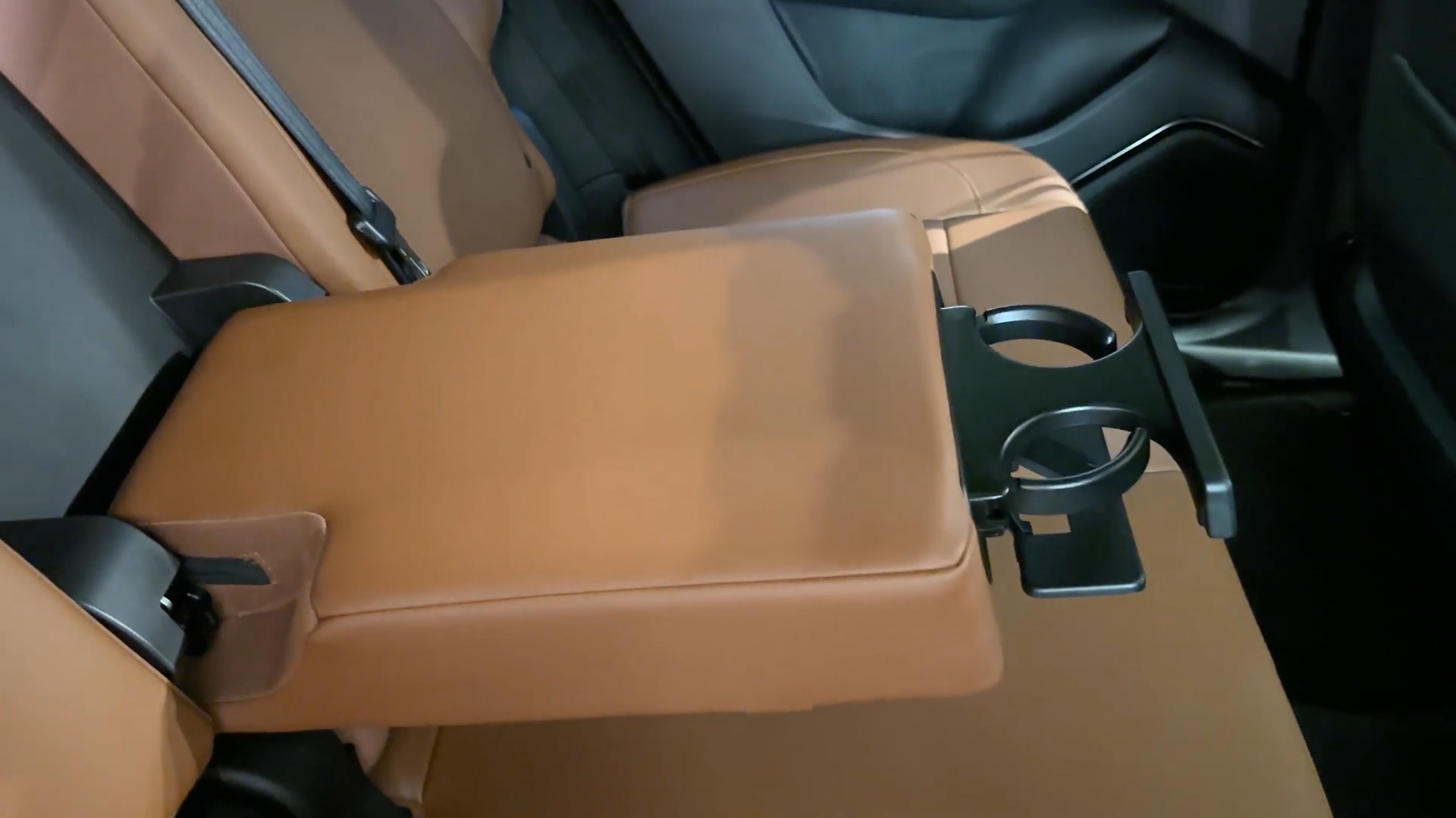 Youtuber gần 5 triệu lượt theo dõi lái VF 8 rồi 'chốt': Hyundai, KIA có khởi đầu tệ, VinFast làm tốt hơn- Ảnh 14. Youtuber gần 5 triệu lượt theo dõi lái VF 8 rồi 'chốt': Hyundai, KIA có khởi đầu tệ, VinFast làm tốt hơn- Ảnh 14.