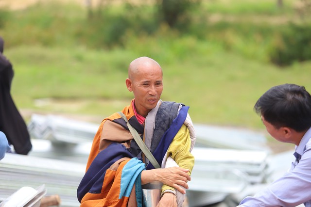 "Sư Thích Minh Tuệ" mong mọi người đừng ai cho nhiều vì chỉ nhận vừa đủ một bữa ăn- Ảnh 1.