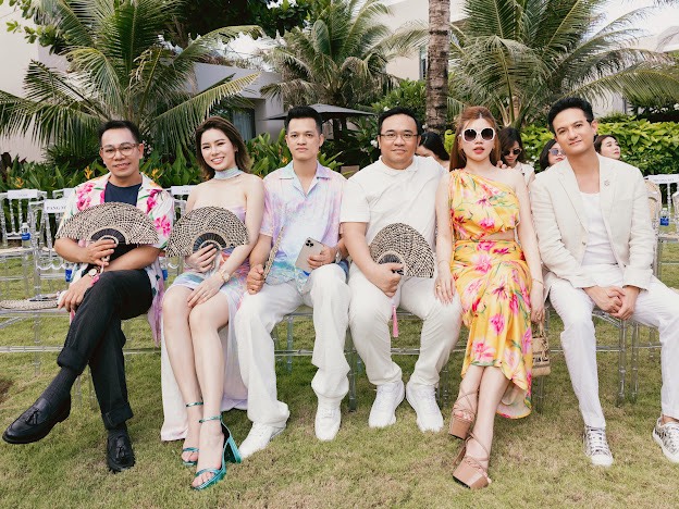 Nhà thiết kế Adrian Anh Tuấn kể câu chuyện hoa lá trong bộ sưu tập “Ngân nga”
- Ảnh 8. Nhà thiết kế Adrian Anh Tuấn kể câu chuyện hoa lá trong bộ sưu tập “Ngân nga”
- Ảnh 8.