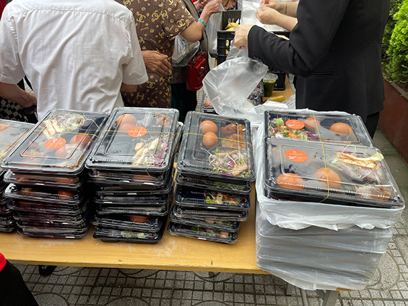 Khách sạn Sheraton Hải Phòng mời người nghèo nhận quà "5 sao", phát cơm hộp lèo tèo, giải thích thế nào?- Ảnh 2. Khách sạn Sheraton Hải Phòng mời người nghèo nhận quà "5 sao", phát cơm hộp lèo tèo, giải thích thế nào?- Ảnh 2.