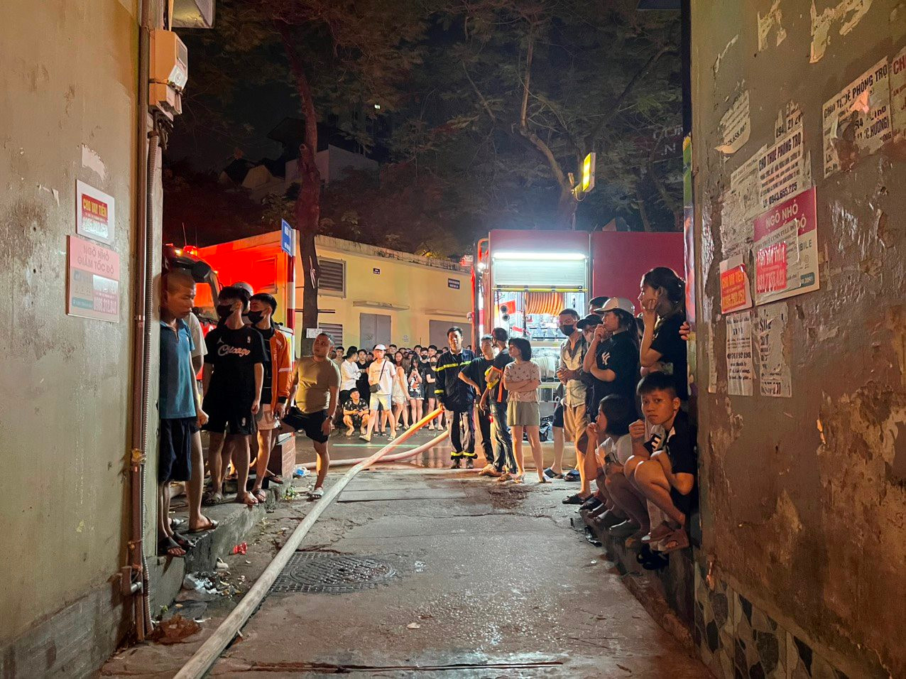 Hiện trường vụ cháy nhà trọ ở Trung Kính khiến 14 người tử vong- Ảnh 4. Hiện trường vụ cháy nhà trọ ở Trung Kính khiến 14 người tử vong- Ảnh 4.