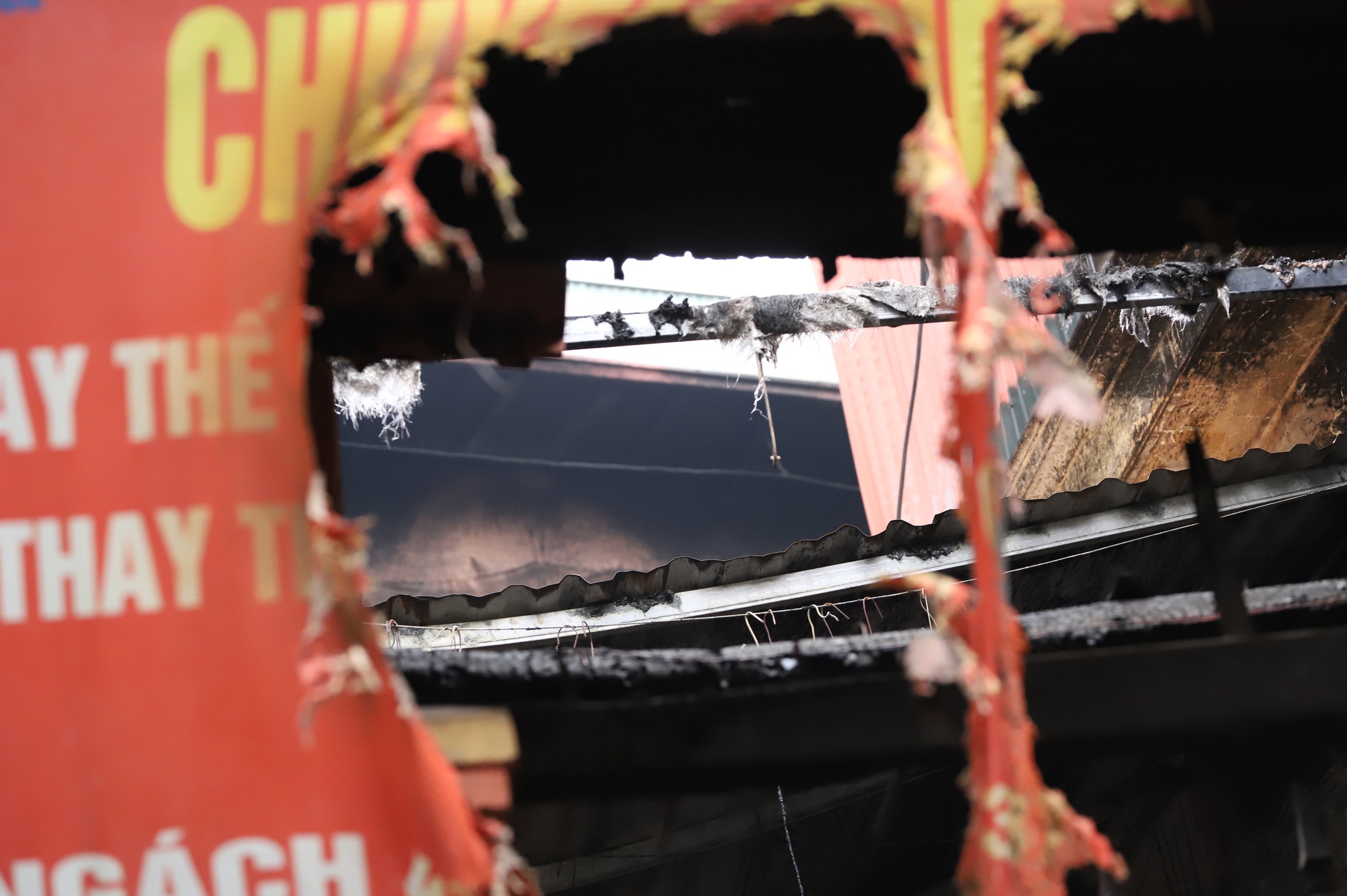 Hình ảnh ám ảnh: Bên trong căn phòng trọ vụ cháy ở Trung Kính khiến 14 người tử vong- Ảnh 9. Hình ảnh ám ảnh: Bên trong căn phòng trọ vụ cháy ở Trung Kính khiến 14 người tử vong- Ảnh 9.