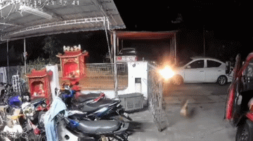 Cầm mã tấu xông vào nhà dân, được vài giây tên cướp đã phải chạy bán sống bán chết khi bị phản công- Ảnh 2.