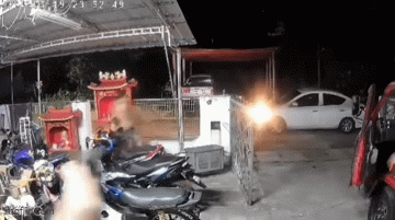Cầm mã tấu xông vào nhà dân, được vài giây tên cướp đã phải chạy bán sống bán chết khi bị phản công- Ảnh 3.