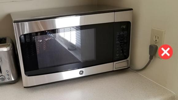 Lò vi sóng dùng xong nên rút điện hay vẫn cắm điện? Thì ra bấy lâu rất nhiều người làm sai- Ảnh 2. Lò vi sóng dùng xong nên rút điện hay vẫn cắm điện? Thì ra bấy lâu rất nhiều người làm sai- Ảnh 2.
