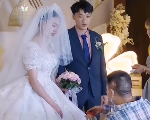 Phù rể đột nhiên quỳ xuống cầu hôn cô dâu giữa đám cưới khiến chú rể tái mặt: Camera ghi lại cảnh ngỡ ngàng- Ảnh 1. Phù rể đột nhiên quỳ xuống cầu hôn cô dâu giữa đám cưới khiến chú rể tái mặt: Camera ghi lại cảnh ngỡ ngàng- Ảnh 1.
