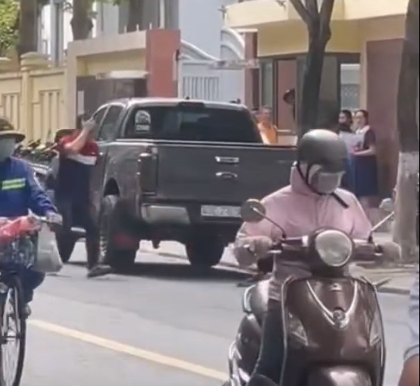 2 chú chó bị xe bán tải kéo lê thảm thương trên phố Đà Nẵng: Người nhà hé lộ sự tình- Ảnh 3. 2 chú chó bị xe bán tải kéo lê thảm thương trên phố Đà Nẵng: Người nhà hé lộ sự tình- Ảnh 3.