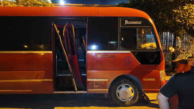 Khởi tố thêm lái xe và 2 giáo viên vụ bé trai 5 tuổi tử vong sau khi bị bỏ quên trên xe- Ảnh 2. Khởi tố thêm lái xe và 2 giáo viên vụ bé trai 5 tuổi tử vong sau khi bị bỏ quên trên xe- Ảnh 2.