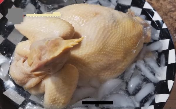 Đợi nước sôi mới cho gà vào làm món ăn Đợi nước sôi mới cho gà vào làm món ăn