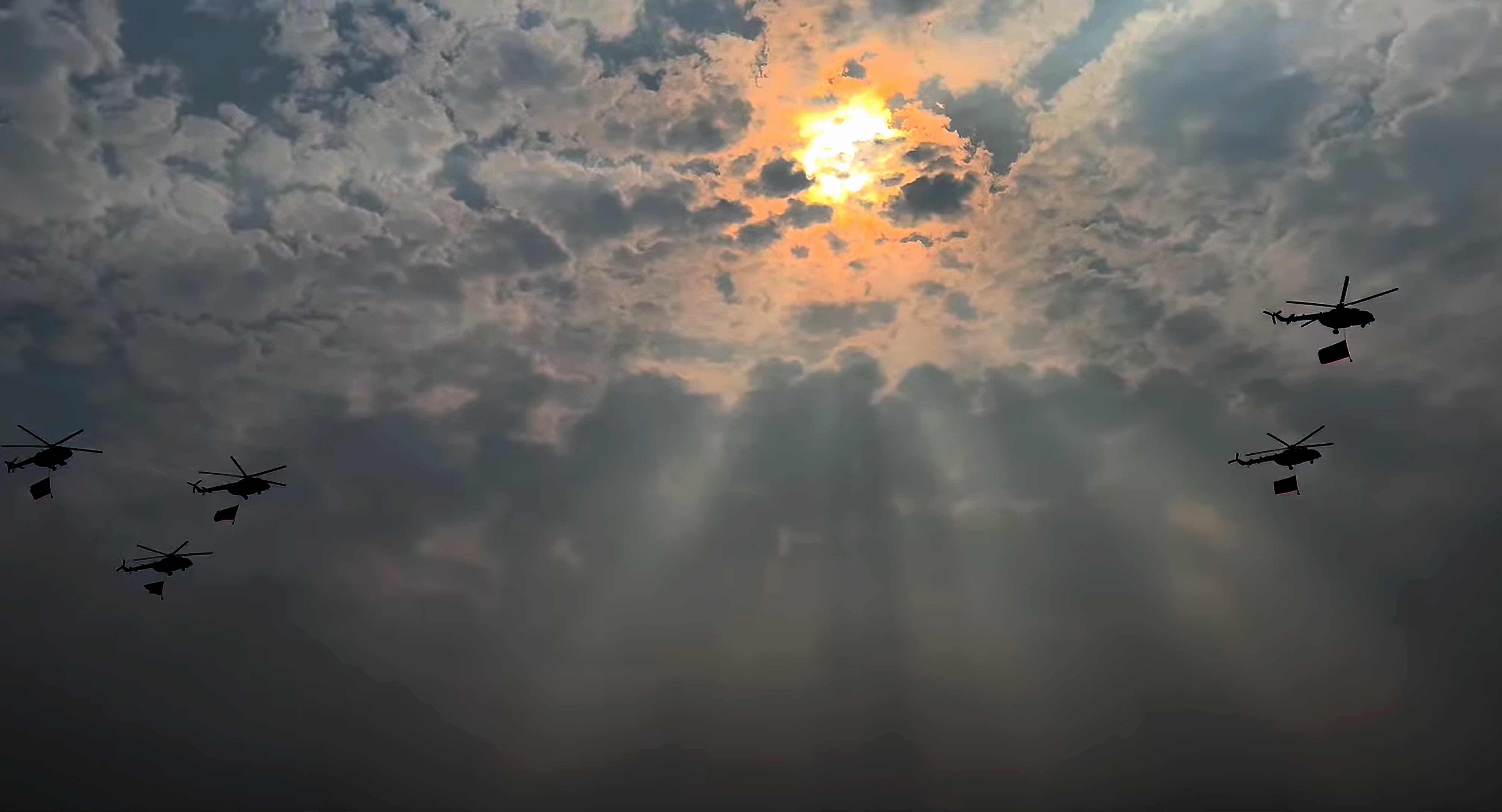 Những hình ảnh lạ mắt về phi đội trực thăng cùng 12.000 người oai hùng tại Điện Biên- Ảnh 4. Những hình ảnh lạ mắt về phi đội trực thăng cùng 12.000 người oai hùng tại Điện Biên- Ảnh 4.