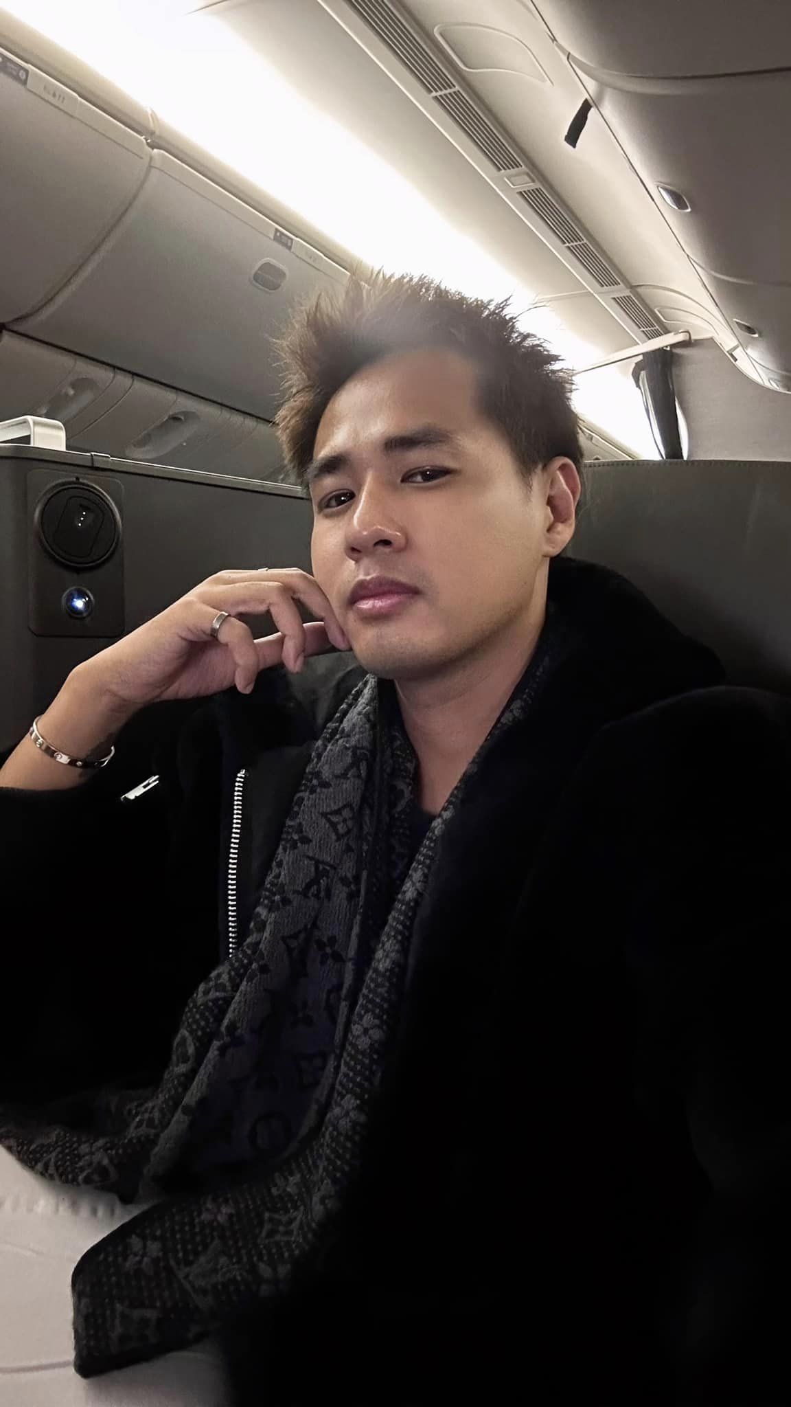 Từ bỏ hào quang ở hải ngoại, nam ca sĩ gây Từ bỏ hào quang ở hải ngoại, nam ca sĩ gây