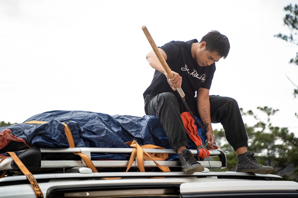 Từ bỏ hào quang ở hải ngoại, nam ca sĩ gây Từ bỏ hào quang ở hải ngoại, nam ca sĩ gây