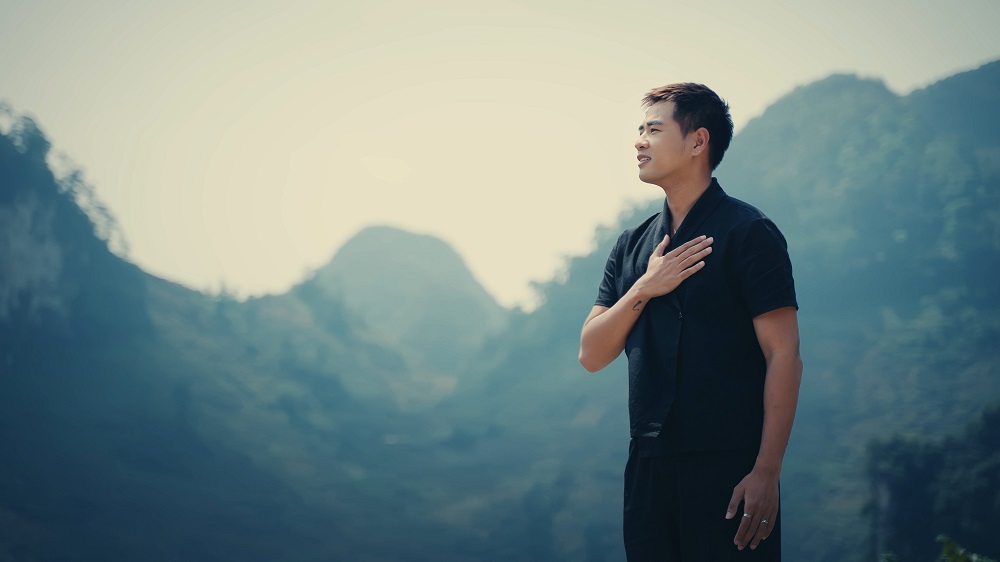 Từ bỏ hào quang ở hải ngoại, nam ca sĩ gây 