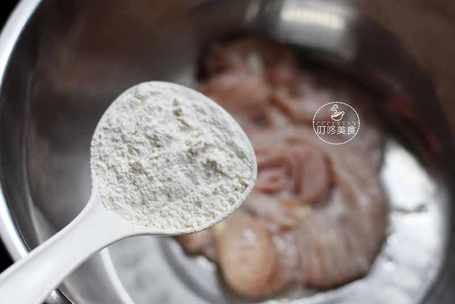 Rửa lòng heo mà dùng muối là “hỏng bét”: Chỉ cần thêm 1 thứ này, lòng trắng sạch, ngon giòn sần sật- Ảnh 2. Rửa lòng heo mà dùng muối là “hỏng bét”: Chỉ cần thêm 1 thứ này, lòng trắng sạch, ngon giòn sần sật- Ảnh 2.