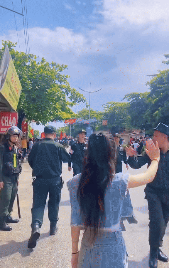 Đang diễu hành thấy em bé khuyết tật vẫy chào, anh CSCĐ rút vội Đang diễu hành thấy em bé khuyết tật vẫy chào, anh CSCĐ rút vội