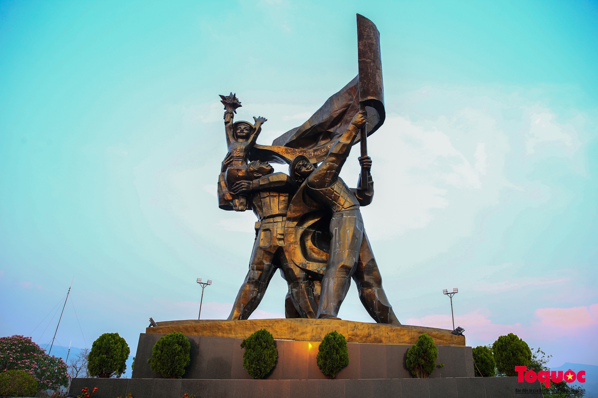 Khoảnh khắc em bé ở Điện Biên Phủ tươi cười trong mưa khiến hàng nghìn người xúc động, gây Khoảnh khắc em bé ở Điện Biên Phủ tươi cười trong mưa khiến hàng nghìn người xúc động, gây