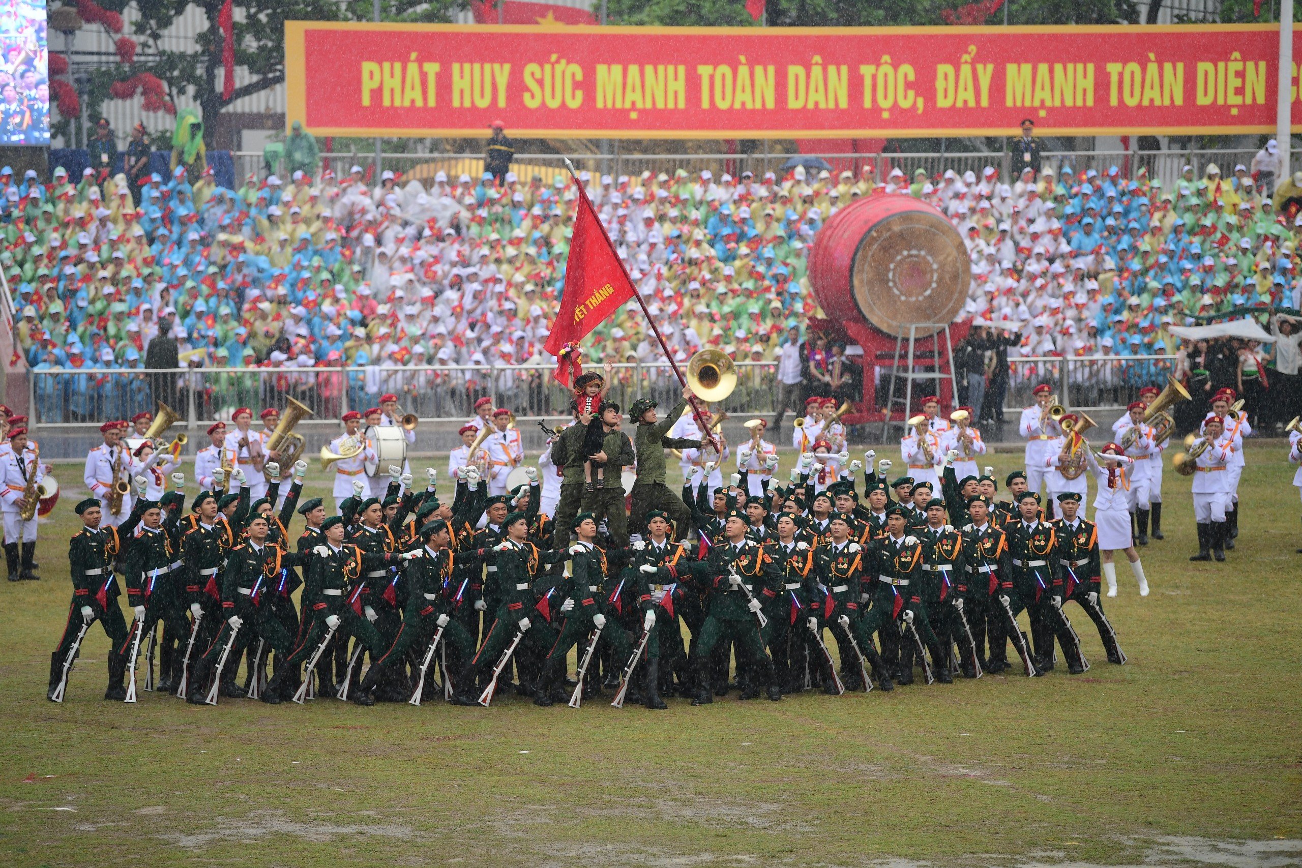 Khoảnh khắc em bé ở Điện Biên Phủ tươi cười trong mưa khiến hàng nghìn người xúc động, gây Khoảnh khắc em bé ở Điện Biên Phủ tươi cười trong mưa khiến hàng nghìn người xúc động, gây