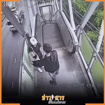 Đi thang cuốn ở bến tàu điện trên cao, cô gái suýt bị cưỡng bức, clip hiện trường gây phẫn nộ- Ảnh 1.