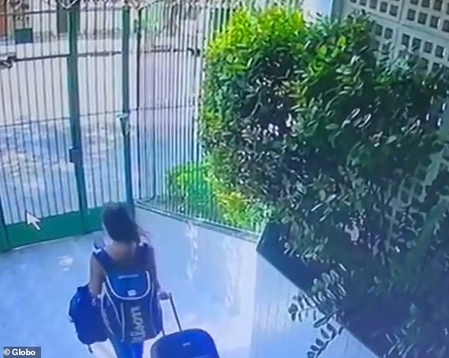 Được bạn gái hôn âu yếm trong thang máy, người đàn ông không ngờ bản thân chuẩn bị bước vào 'cửa tử'- Ảnh 4. Được bạn gái hôn âu yếm trong thang máy, người đàn ông không ngờ bản thân chuẩn bị bước vào 'cửa tử'- Ảnh 4.