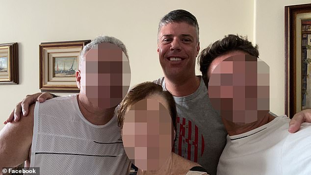 Được bạn gái hôn âu yếm trong thang máy, người đàn ông không ngờ bản thân chuẩn bị bước vào 'cửa tử'- Ảnh 1. Được bạn gái hôn âu yếm trong thang máy, người đàn ông không ngờ bản thân chuẩn bị bước vào 'cửa tử'- Ảnh 1.