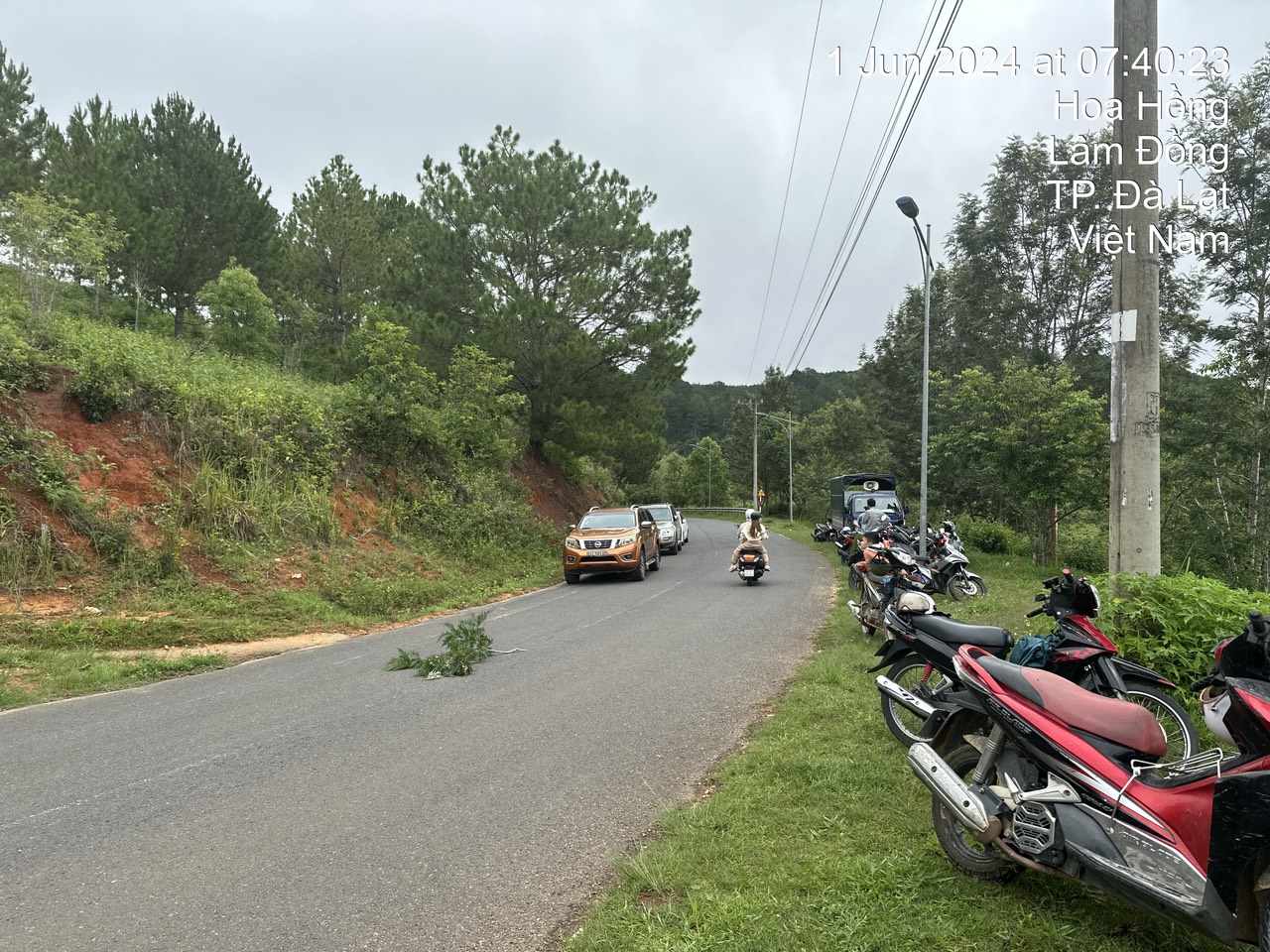 Vụ phát hiện chân người bên bờ hồ Tuyền Lâm: Tìm thấy thi thể nữ giới cách 500m- Ảnh 2. Vụ phát hiện chân người bên bờ hồ Tuyền Lâm: Tìm thấy thi thể nữ giới cách 500m- Ảnh 2.