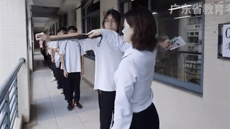 Bị chặn vào phòng thi đại học vì mặc "nội y" sai quy định, nữ sinh bật khóc: Em không có tiền mua áo mới!- Ảnh 1. Bị chặn vào phòng thi đại học vì mặc "nội y" sai quy định, nữ sinh bật khóc: Em không có tiền mua áo mới!- Ảnh 1.