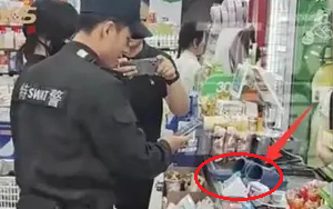 Bị chặn vào phòng thi đại học vì mặc "nội y" sai quy định, nữ sinh bật khóc: Em không có tiền mua áo mới!- Ảnh 4.