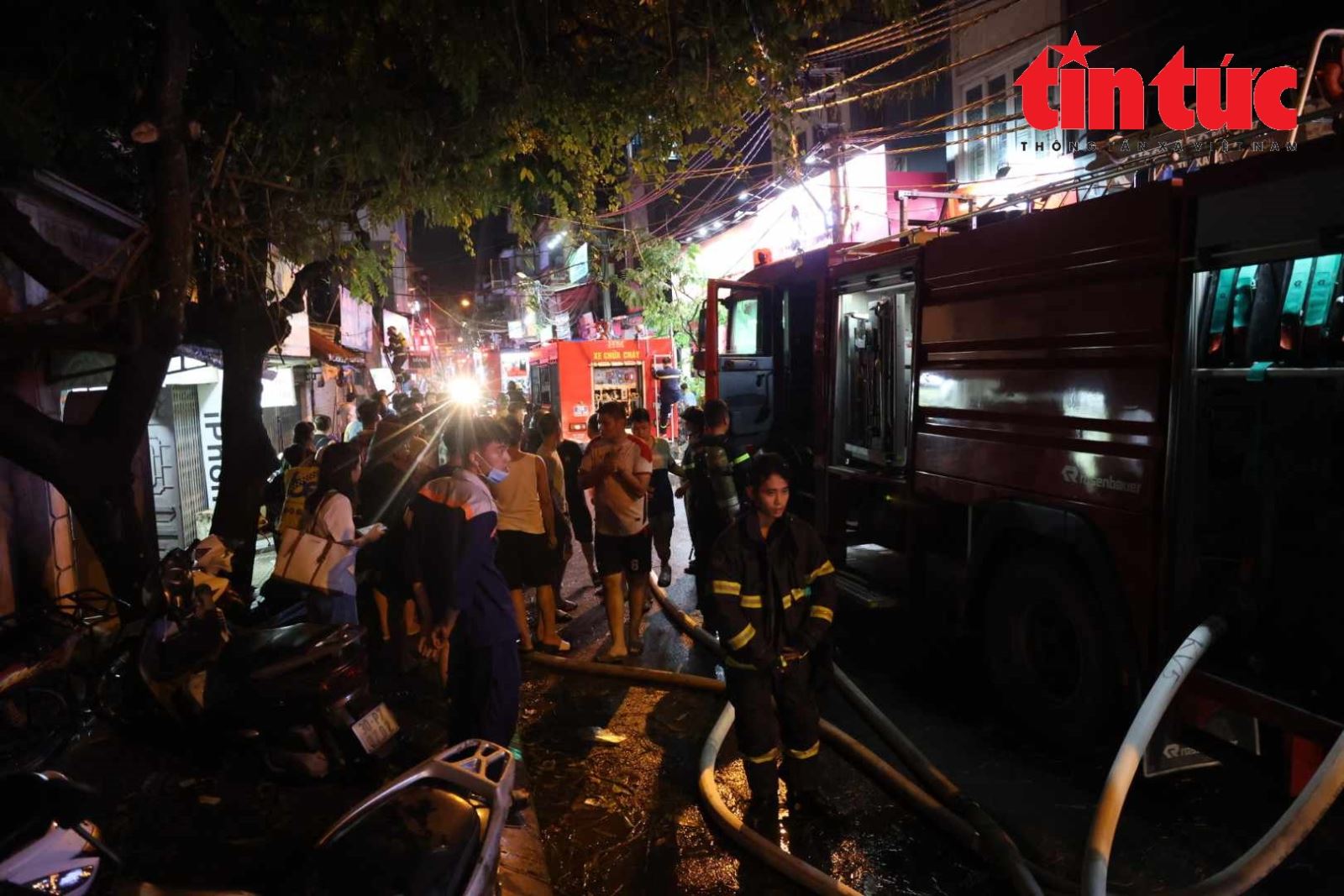Hiện trường vụ cháy nhà 6 tầng ở Định Công Hạ- Ảnh 11. Hiện trường vụ cháy nhà 6 tầng ở Định Công Hạ- Ảnh 11.