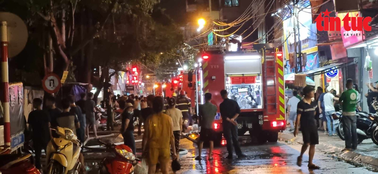 Ngay sau khi nhận được tin, Công an thành phố Hà Nội điều động 2 xe chữa cháy của quận Hoàng Mai, 2 xe chữa cháy của phòng Cảnh sát phòng cháy chữa cháy và cứu nạn cứu hộ Công an thành phố cùng các lực lượng khác của Công an quận Hoàng Mai tới hiện trường - Ảnh: Báo Tin tức Ngay sau khi nhận được tin, Công an thành phố Hà Nội điều động 2 xe chữa cháy của quận Hoàng Mai, 2 xe chữa cháy của phòng Cảnh sát phòng cháy chữa cháy và cứu nạn cứu hộ Công an thành phố cùng các lực lượng khác của Công an quận Hoàng Mai tới hiện trường - Ảnh: Báo Tin tức