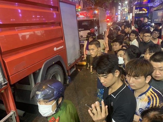 Hiện trường vụ cháy nhà 6 tầng ở Định Công Hạ- Ảnh 10. Hiện trường vụ cháy nhà 6 tầng ở Định Công Hạ- Ảnh 10.