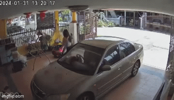 Lái xe vào nhà không đóng cổng, 1 phút sau thì xảy ra chuyện khiến người phụ nữ hối không kịp- Ảnh 2. Lái xe vào nhà không đóng cổng, 1 phút sau thì xảy ra chuyện khiến người phụ nữ hối không kịp- Ảnh 2.