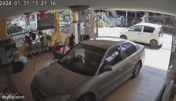 Lái xe vào nhà không đóng cổng, 1 phút sau thì xảy ra chuyện khiến người phụ nữ hối không kịp- Ảnh 4. Lái xe vào nhà không đóng cổng, 1 phút sau thì xảy ra chuyện khiến người phụ nữ hối không kịp- Ảnh 4.