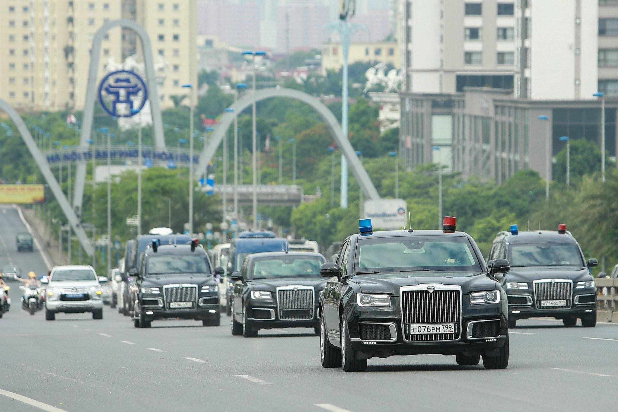 Dàn xe phục vụ Tổng thống Nga Putin di chuyển từ trung tâm Hà Nội lên sân bay Nội Bài chuẩn bị cho cuộc diễn tập Dàn xe phục vụ Tổng thống Nga Putin di chuyển từ trung tâm Hà Nội lên sân bay Nội Bài chuẩn bị cho cuộc diễn tập