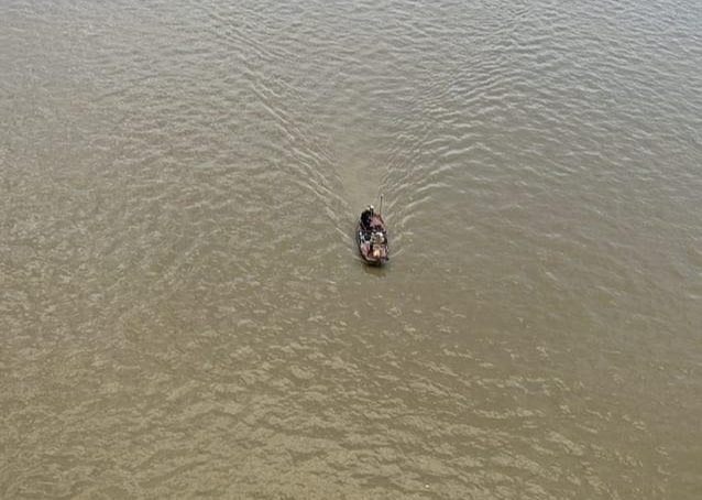 CSGT có mặt "thần tốc", kịp thời cứu sống một phụ nữ đang trèo qua lan can cầu ở Hà Nội- Ảnh 2. CSGT có mặt "thần tốc", kịp thời cứu sống một phụ nữ đang trèo qua lan can cầu ở Hà Nội- Ảnh 2.