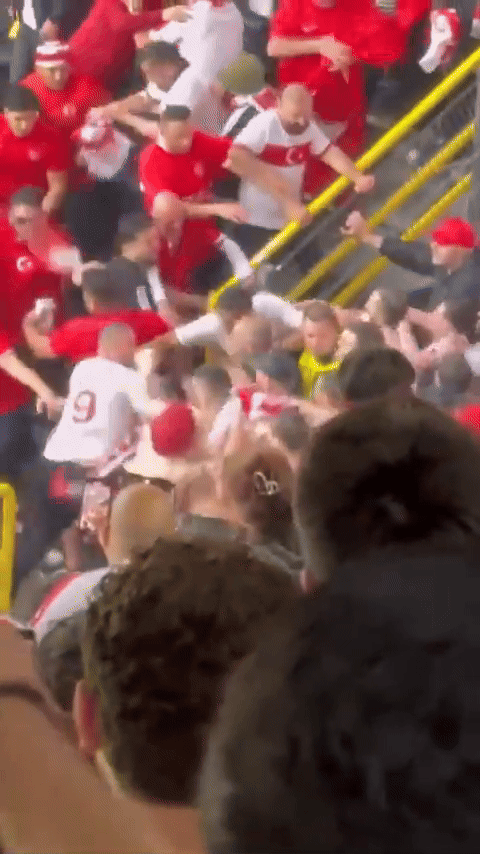 CĐV hỗn chiến, “tẩn” nhau như phim hành động trên khán đài Euro- Ảnh 1. CĐV hỗn chiến, “tẩn” nhau như phim hành động trên khán đài Euro- Ảnh 1.