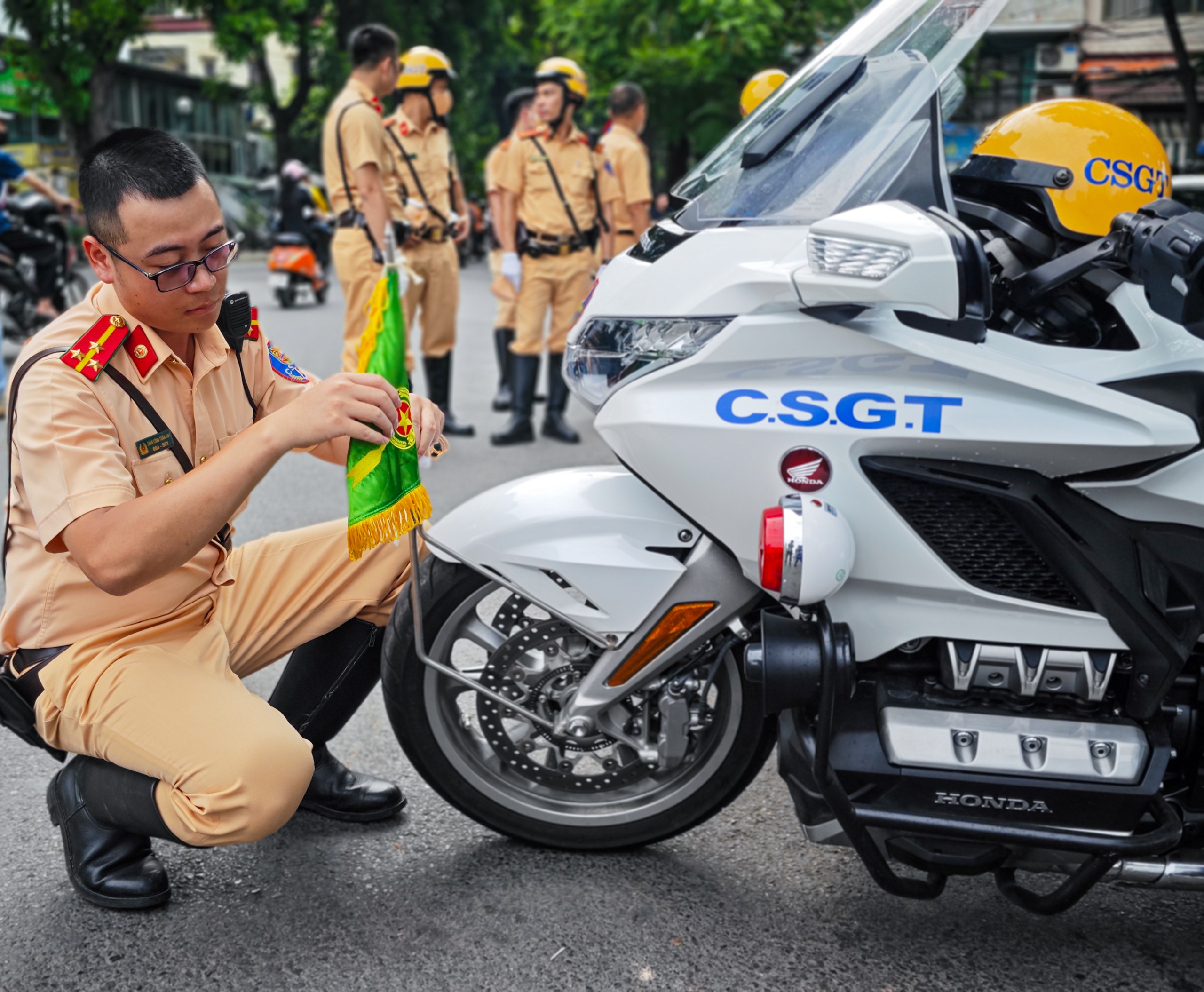 Hình ảnh cận cảnh đoàn 'siêu xe' đặc chủng phục vụ Tổng thống Nga Putin di chuyển trên đường phố Hà Nội- Ảnh 2.