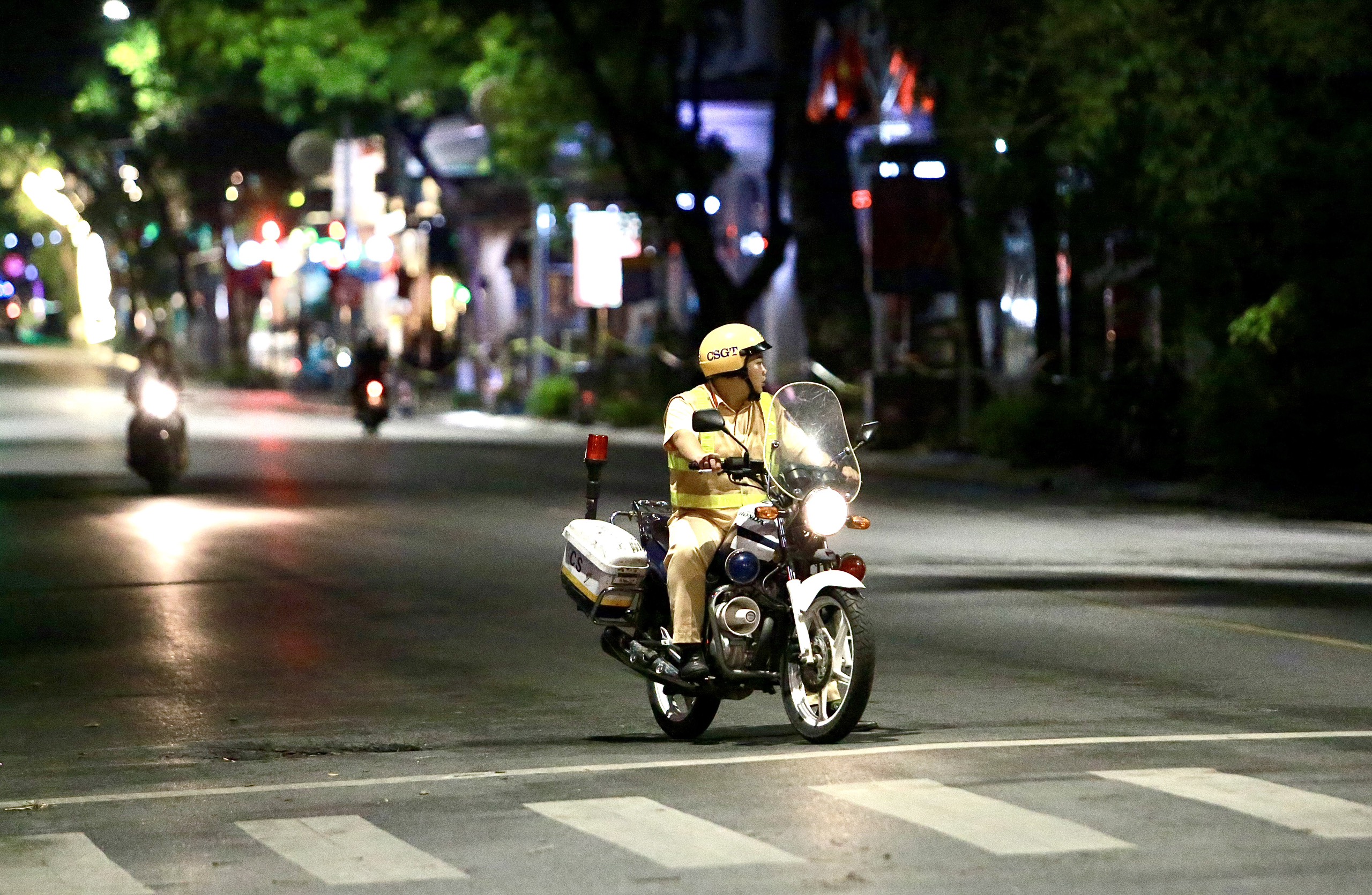 "Hàng rào" an ninh, cảnh sát nhiều lớp bảo vệ đoàn xe chở Tổng thống Nga Putin ở Hà Nội- Ảnh 13.