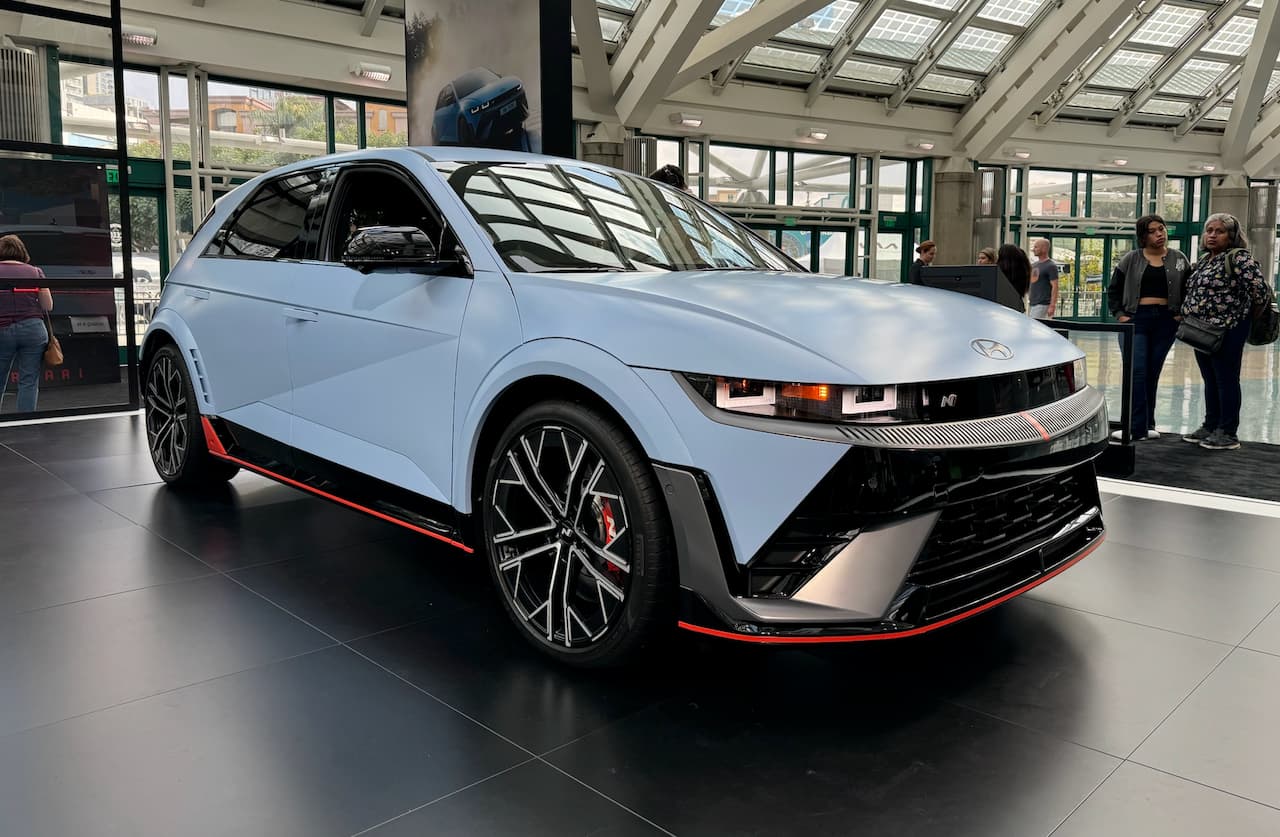 Tham vọng doanh số và cú 'quay xe' chiến lược của Hyundai: Khách hàng liệu có được lợi?- Ảnh 1. Tham vọng doanh số và cú 'quay xe' chiến lược của Hyundai: Khách hàng liệu có được lợi?- Ảnh 1.