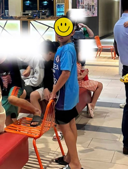 Thông tin bất ngờ về 3 đứa trẻ văng tục ở TTTM: Không được đi học, cha khiếm thị buồn bã nhận lỗi- Ảnh 2. Thông tin bất ngờ về 3 đứa trẻ văng tục ở TTTM: Không được đi học, cha khiếm thị buồn bã nhận lỗi- Ảnh 2.