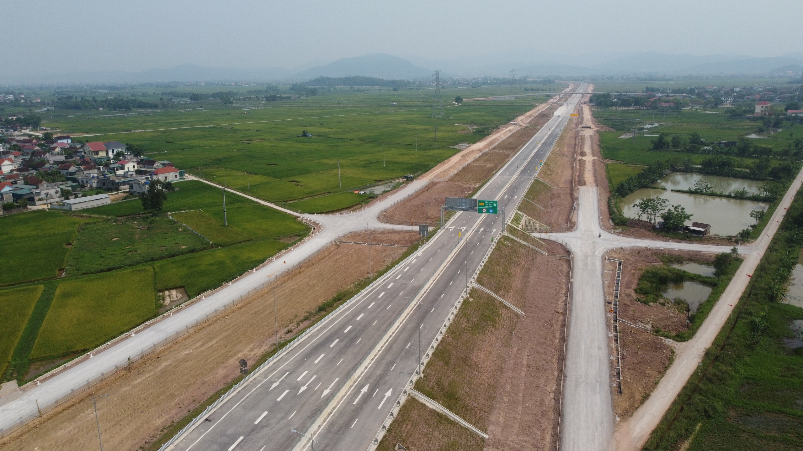 Tuyến cao tốc 50km trị giá 11.150 tỷ đồng, kết nối Thủ đô với tỉnh rộng nhất Việt Nam "hối hả" về đích- Ảnh 5. Tuyến cao tốc 50km trị giá 11.150 tỷ đồng, kết nối Thủ đô với tỉnh rộng nhất Việt Nam "hối hả" về đích- Ảnh 5.