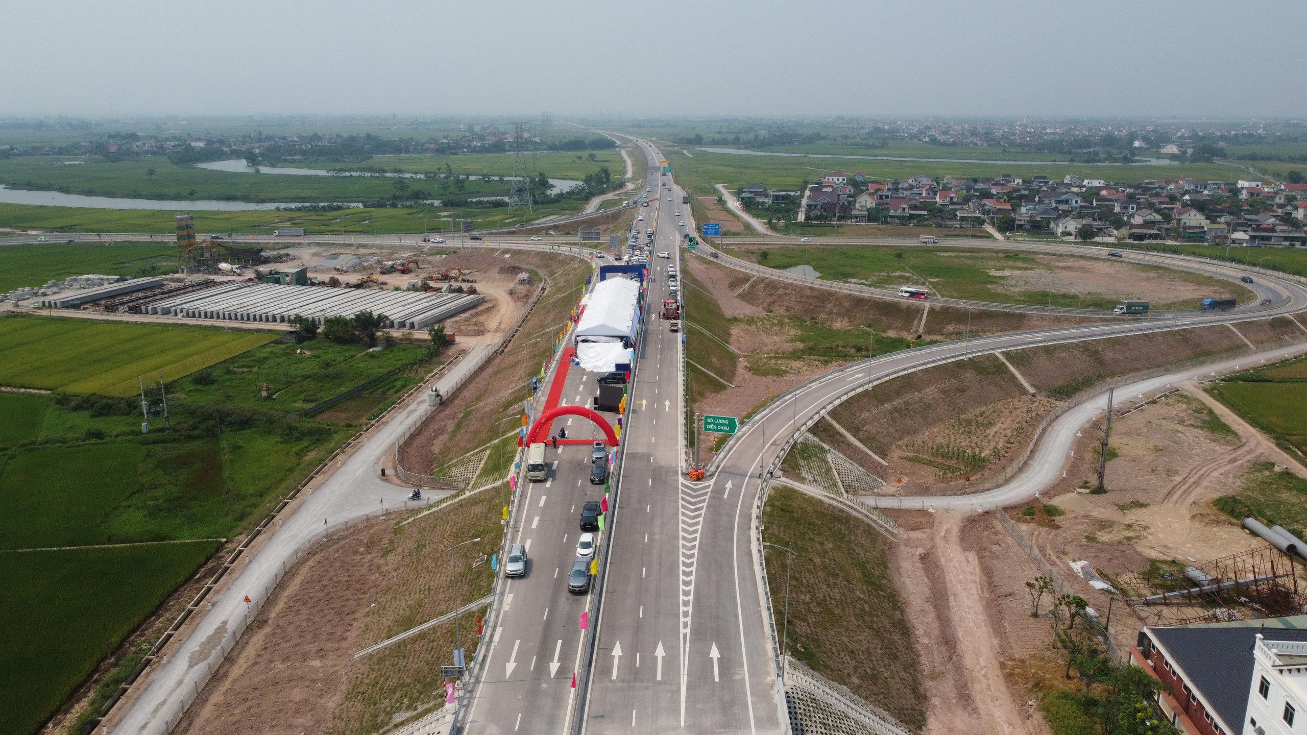 Tuyến cao tốc 50km trị giá 11.150 tỷ đồng, kết nối Thủ đô với tỉnh rộng nhất Việt Nam "hối hả" về đích- Ảnh 3. Tuyến cao tốc 50km trị giá 11.150 tỷ đồng, kết nối Thủ đô với tỉnh rộng nhất Việt Nam "hối hả" về đích- Ảnh 3.