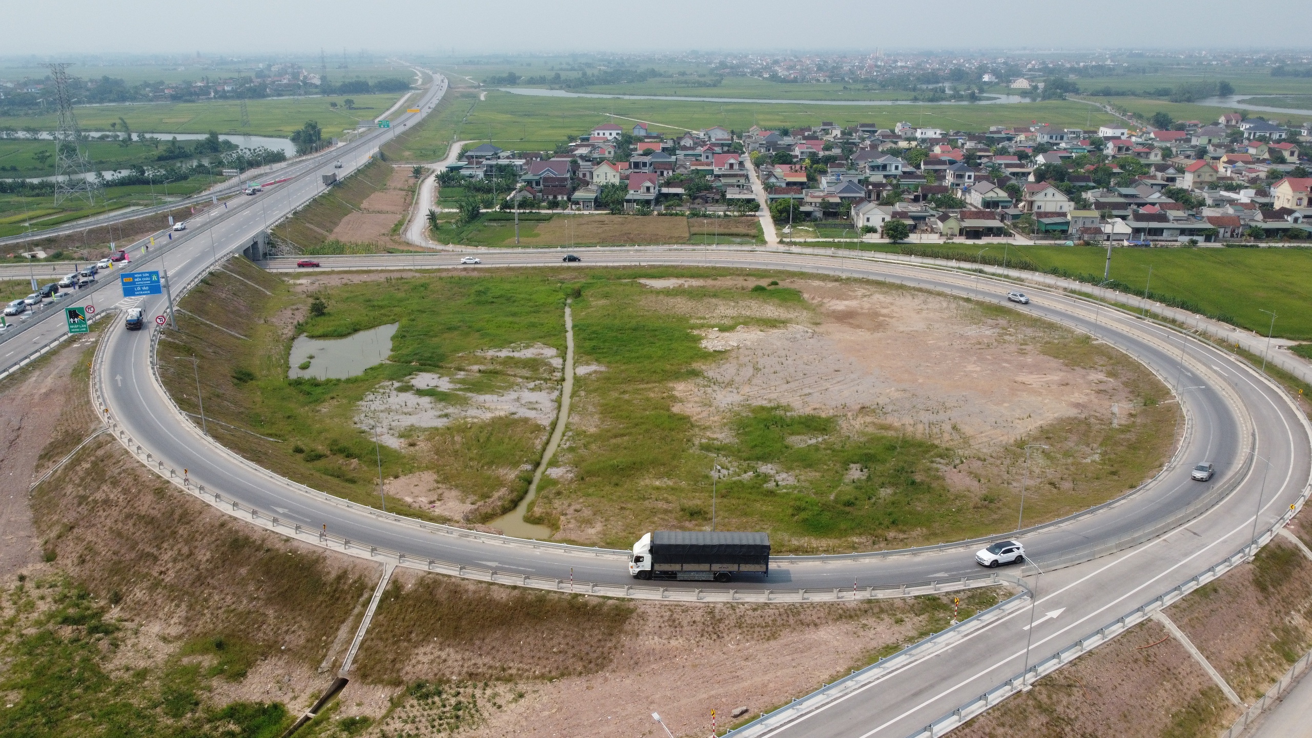 Tuyến cao tốc 50km trị giá 11.150 tỷ đồng, kết nối Thủ đô với tỉnh rộng nhất Việt Nam "hối hả" về đích- Ảnh 2. Tuyến cao tốc 50km trị giá 11.150 tỷ đồng, kết nối Thủ đô với tỉnh rộng nhất Việt Nam "hối hả" về đích- Ảnh 2.