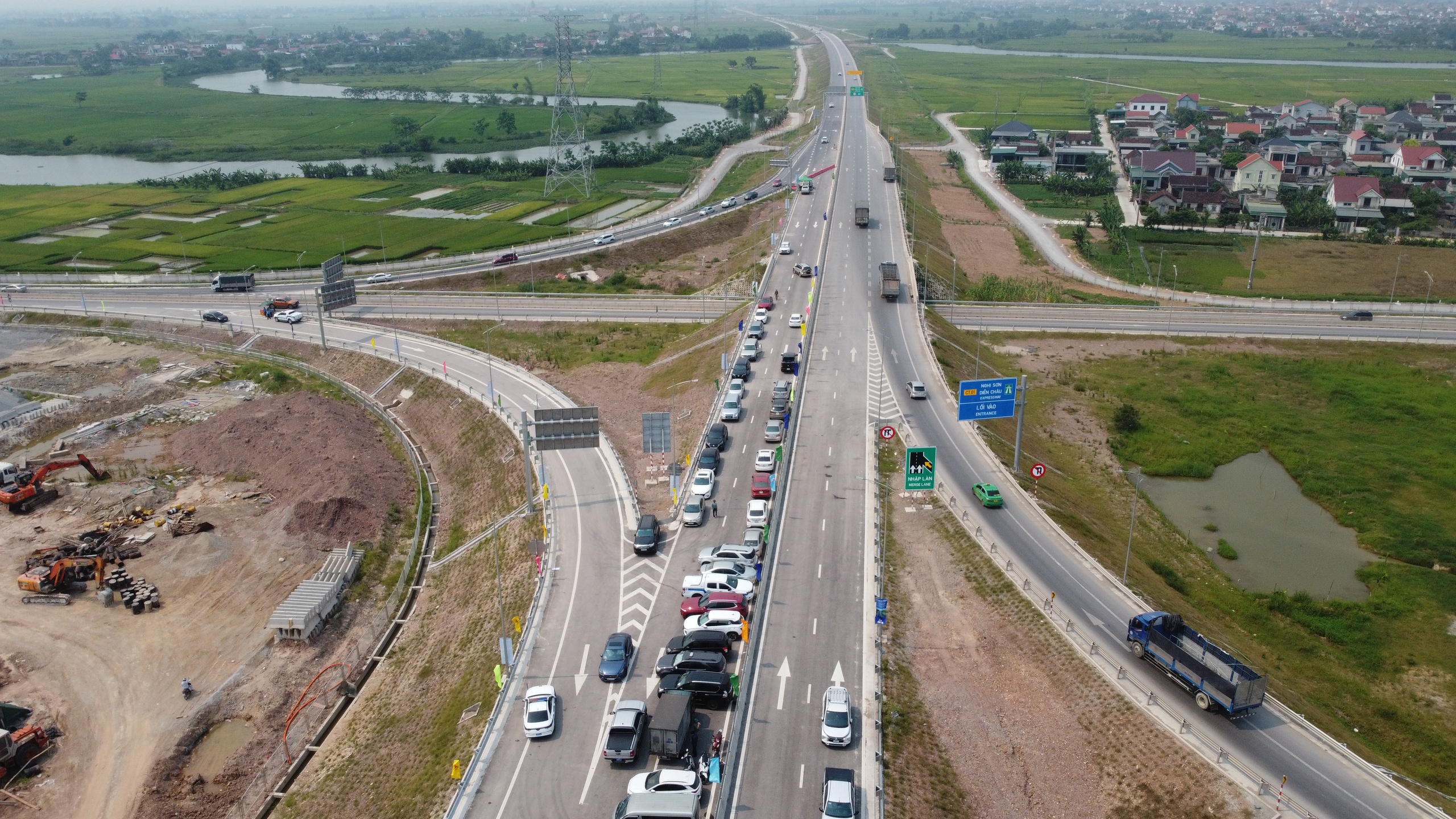 Tuyến cao tốc 50km trị giá 11.150 tỷ đồng, kết nối Thủ đô với tỉnh rộng nhất Việt Nam "hối hả" về đích- Ảnh 1. Tuyến cao tốc 50km trị giá 11.150 tỷ đồng, kết nối Thủ đô với tỉnh rộng nhất Việt Nam "hối hả" về đích- Ảnh 1.