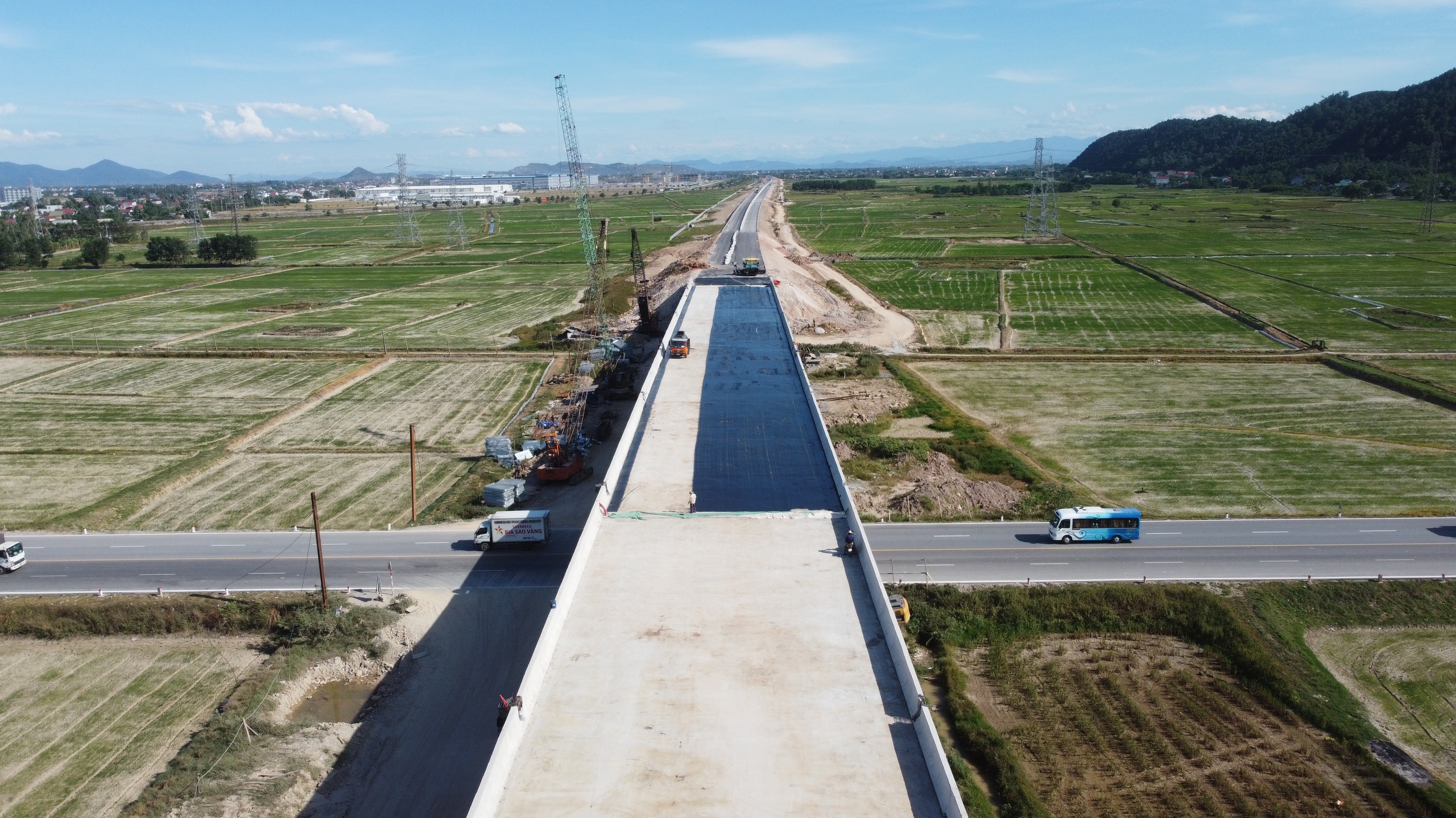 Tuyến cao tốc 50km trị giá 11.150 tỷ đồng, kết nối Thủ đô với tỉnh rộng nhất Việt Nam "hối hả" về đích- Ảnh 6. Tuyến cao tốc 50km trị giá 11.150 tỷ đồng, kết nối Thủ đô với tỉnh rộng nhất Việt Nam "hối hả" về đích- Ảnh 6.