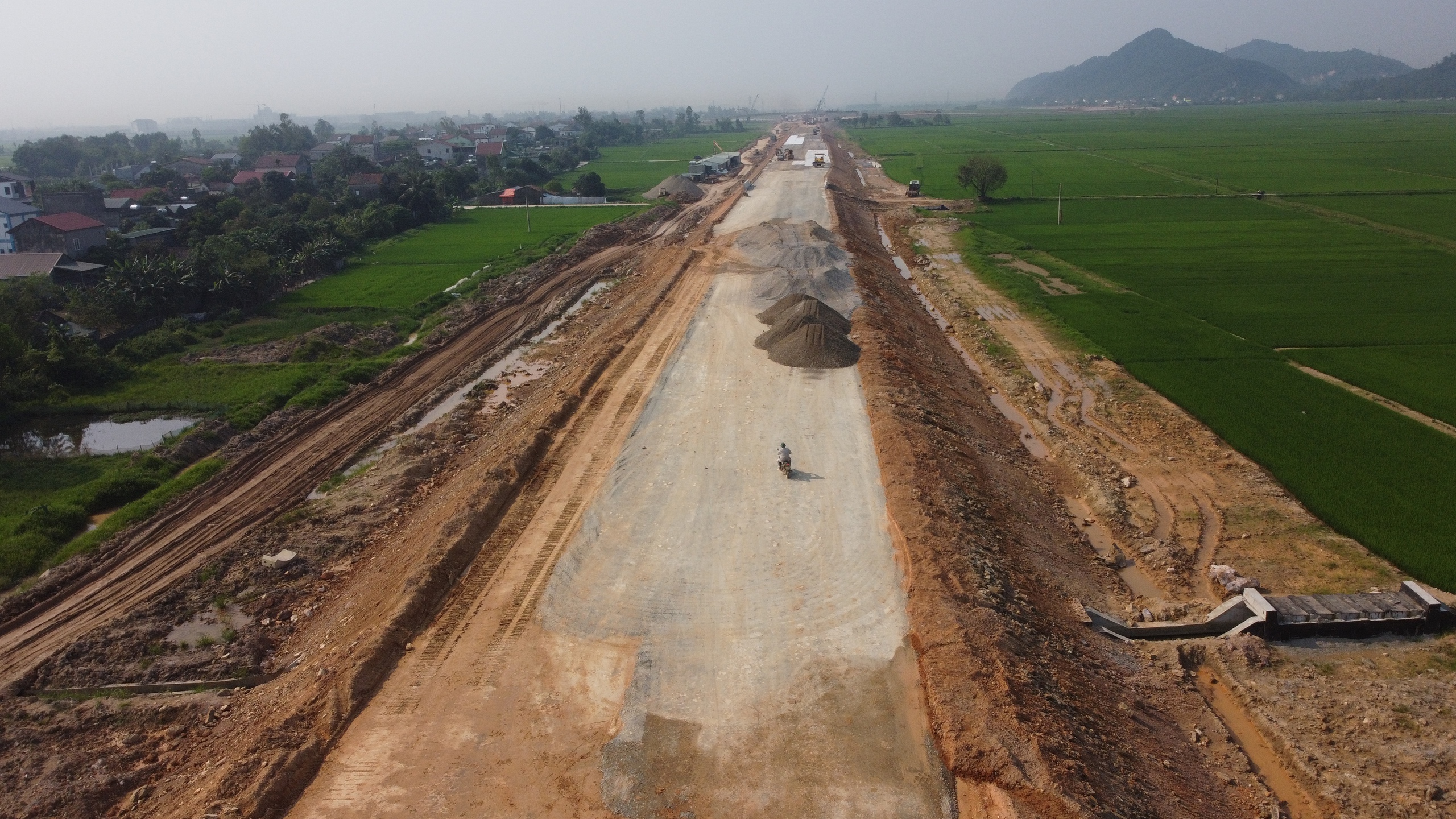 Tuyến cao tốc 50km trị giá 11.150 tỷ đồng, kết nối Thủ đô với tỉnh rộng nhất Việt Nam "hối hả" về đích- Ảnh 18. Tuyến cao tốc 50km trị giá 11.150 tỷ đồng, kết nối Thủ đô với tỉnh rộng nhất Việt Nam "hối hả" về đích- Ảnh 18.