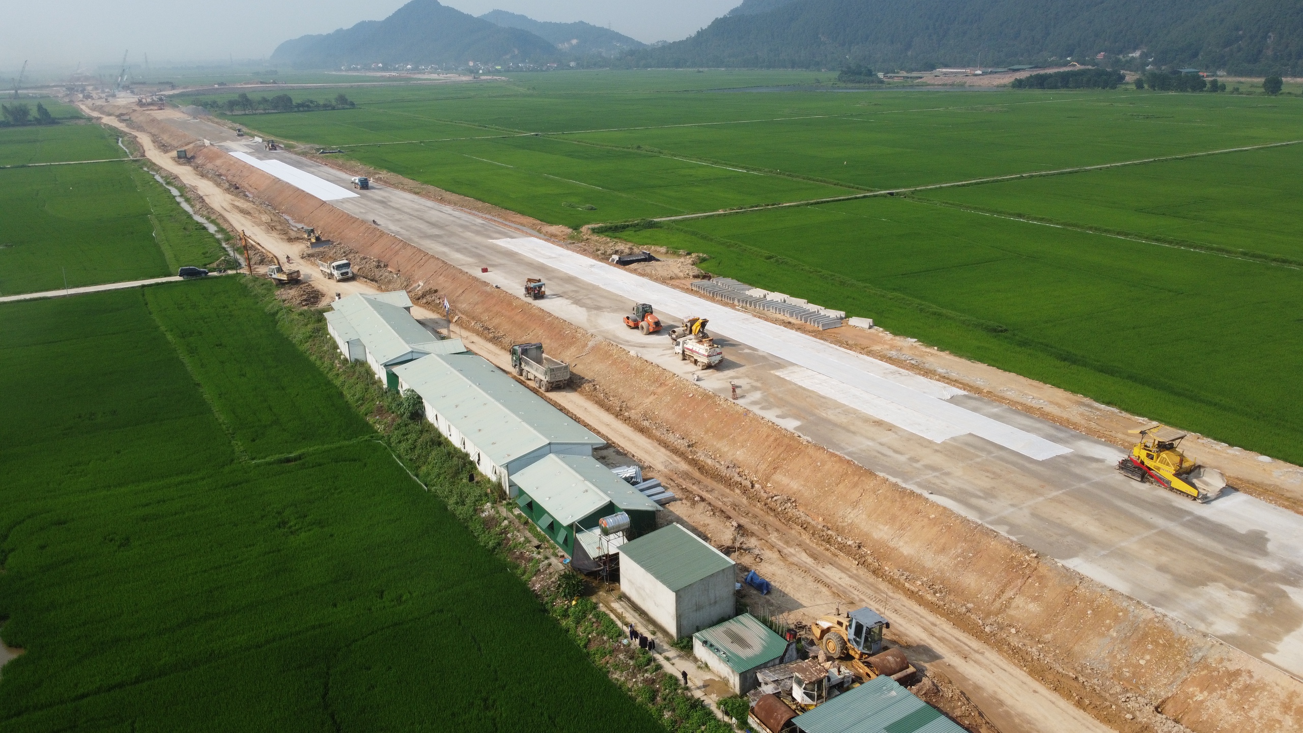 Tuyến cao tốc 50km trị giá 11.150 tỷ đồng, kết nối Thủ đô với tỉnh rộng nhất Việt Nam "hối hả" về đích- Ảnh 4. Tuyến cao tốc 50km trị giá 11.150 tỷ đồng, kết nối Thủ đô với tỉnh rộng nhất Việt Nam "hối hả" về đích- Ảnh 4.