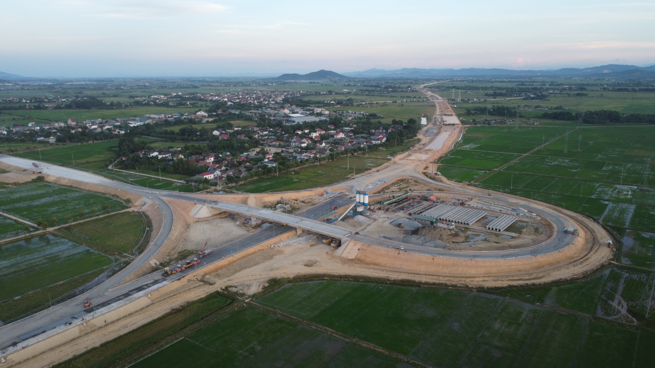 Tuyến cao tốc 50km trị giá 11.150 tỷ đồng, kết nối Thủ đô với tỉnh rộng nhất Việt Nam "hối hả" về đích- Ảnh 17. Tuyến cao tốc 50km trị giá 11.150 tỷ đồng, kết nối Thủ đô với tỉnh rộng nhất Việt Nam "hối hả" về đích- Ảnh 17.