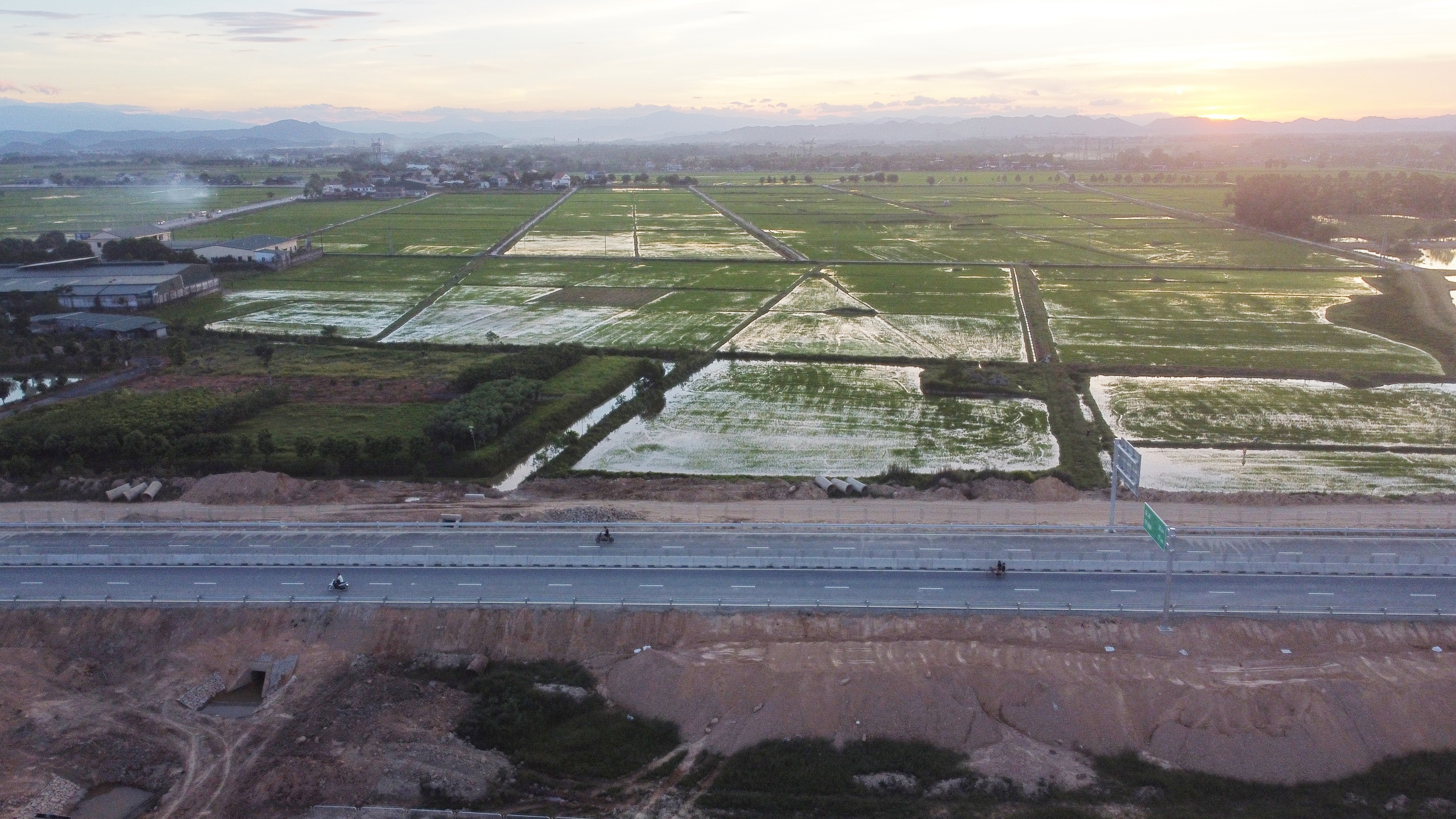 Tuyến cao tốc 50km trị giá 11.150 tỷ đồng, kết nối Thủ đô với tỉnh rộng nhất Việt Nam "hối hả" về đích- Ảnh 20. Tuyến cao tốc 50km trị giá 11.150 tỷ đồng, kết nối Thủ đô với tỉnh rộng nhất Việt Nam "hối hả" về đích- Ảnh 20.