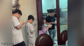 Nghỉ hè về nhà cậu chơi, 16 đứa cháu một ngày ăn hết 8kg gạo khiến cậu khóc dở mếu dở: Bao giờ mới hết hè?- Ảnh 3. Nghỉ hè về nhà cậu chơi, 16 đứa cháu một ngày ăn hết 8kg gạo khiến cậu khóc dở mếu dở: Bao giờ mới hết hè?- Ảnh 3.