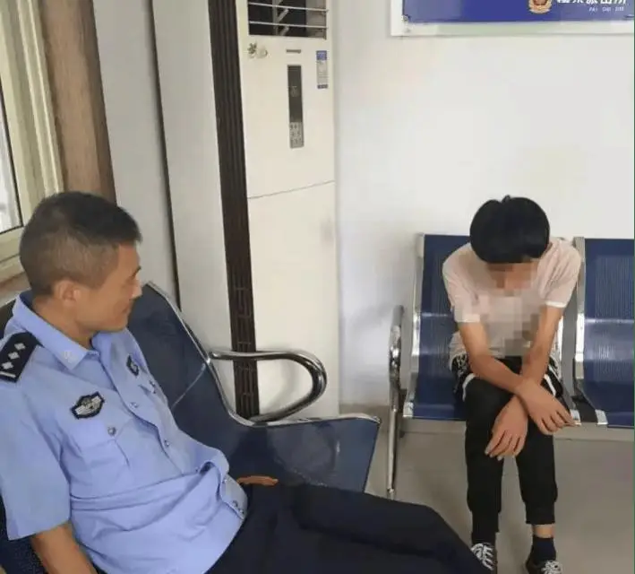 Thưởng con 35 triệu vì thi đại học điểm cao, mẹ tái mặt khi biết con bị bắt khẩn ở sân bay: Ân hận đã muộn!- Ảnh 2. Thưởng con 35 triệu vì thi đại học điểm cao, mẹ tái mặt khi biết con bị bắt khẩn ở sân bay: Ân hận đã muộn!- Ảnh 2.
